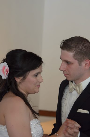 Der erste Tanz Braut und Bräutigam in festlicher Hochzeitskleidung beim ersten Tanz, während sie sich liebevoll in die Augen schauen.